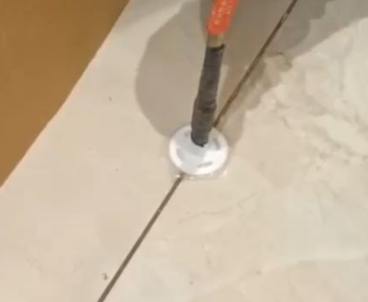 泗洪瓷砖空鼓维修公司专业解答瓷砖在铺贴过程中，如果没有涂抹均匀到位的粘结材料（如水泥砂浆或瓷砖胶），可能会导致以下问题