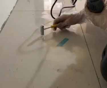 泗洪瓷砖开裂维修公司专业分享瓷砖在铺贴前如果没有沥干水分，将会导致以下问题