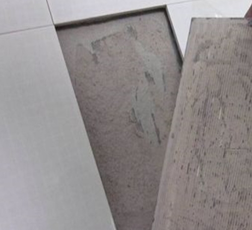泗洪瓷砖空鼓维修公司分享瓷砖铺贴时如果打浆（即涂抹在瓷砖背面和基层上的砂浆或瓷砖胶）过少，会带来以下问题